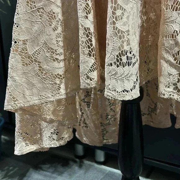 Just Taylor V-neck flutter sleeve lace,Hi/low ruffle,zip back, lined,zipper back - Picture 7 of 16